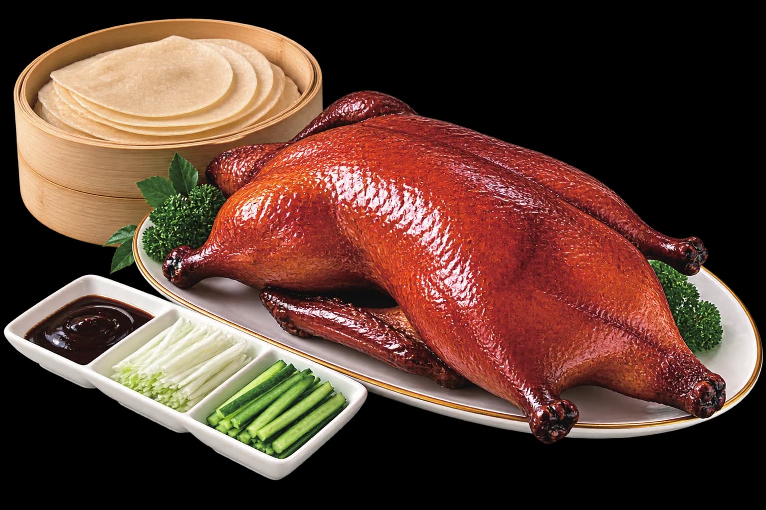 Peking-Ente auf der Platte, dazu Pfannkuchen im Bambuskorb, Gurke, Lauch und Hoisin-Sauce